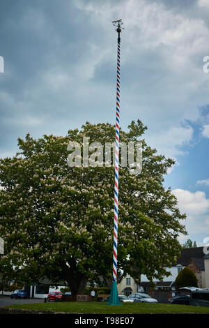 Welford-on-Avon maypole (uno dei più alti nel Regno Unito), Warwickshire, Inghilterra, Regno Unito, Europa Foto Stock