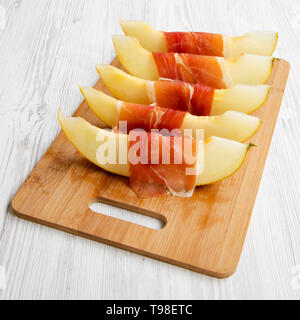 Fette di melone avvolti nel prosciutto, basso angolo di visione. Close-up. Foto Stock