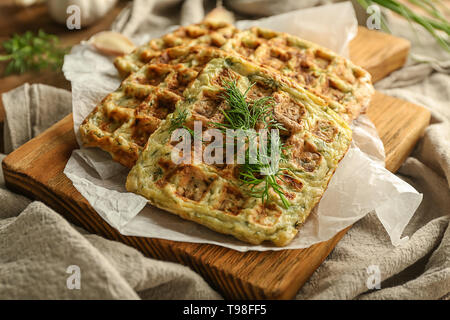 Gustose cialde squash sul pannello di legno Foto Stock