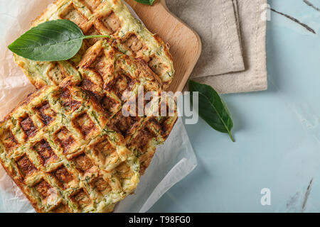 Gustose cialde squash sul pannello di legno Foto Stock