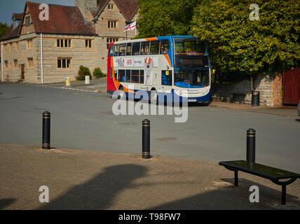 Bus locale a Bidford-on-Avon village center, Alcester Warwickshire, Inghilterra, Regno Unito, Europa Foto Stock