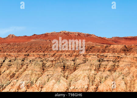 Flaming montagne, Turpan, Xinjiang, Cina: la parte superiore di queste famose montagne che appaiono anche in cinese il viaggio epico ad ovest è un profondo rosso per un Foto Stock