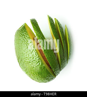 Taglio maturi avocado su sfondo bianco Foto Stock