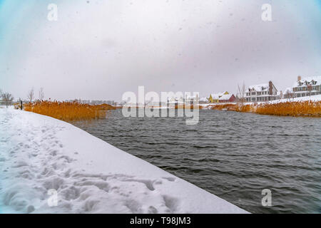 Snowy lake shore con case in Alba Utah Foto Stock