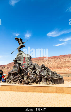 Aug 2017, Flaming montagne, Xinjiang, Cina: turisti nei pressi di una statua da una scena del cinese epico viaggio ad ovest quando il re della scimmia e il suo Foto Stock