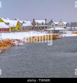 Piazza vista invernale di Alba case vicino Lago Oquirrh Foto Stock