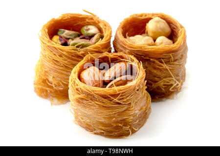 Miscelati Bird Nest baklava con mandorle, noci e pistacchi su sfondo bianco Foto Stock