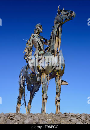 L'Irlanda, nella contea di Roscommon, Gaelic capotribù scultura. Maurice Harron situato sul pendio di una collina presso il sito del XVI secolo la battaglia di Curlews. Foto Stock