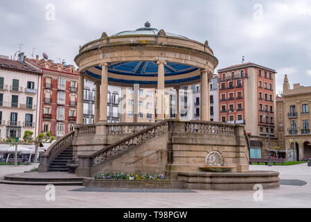 Pamplona,Navarra, Spagna :-02 Maggio 2019: Plaza del Castillo di Pamplona lato immagine in cui è possibile vedere gli edifici che lo compongono e il chiosco centrale Foto Stock