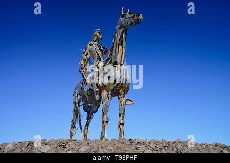 L'Irlanda, nella contea di Roscommon, Gaelic capotribù scultura. Maurice Harron situato sul pendio di una collina presso il sito del XVI secolo la battaglia di Curlews. Foto Stock