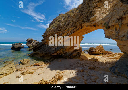 Arco di roccia su San Paolo spiaggia vicino Sorrento sotto un luminoso cielo blu sulla Penisola di Mornington, Victoria, Australia Foto Stock