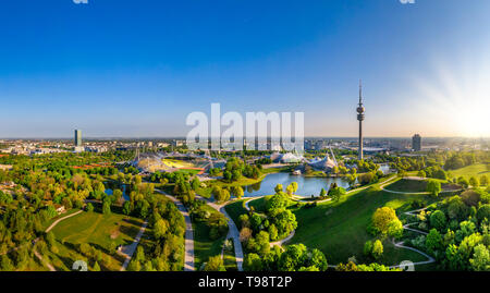 Area Olimpica, parco con il lago olimpico e la torre della televisione, Olympiaturm, Theatron, Olympiapark, Monaco di Baviera, Baviera, Baviera, Germania, Europa Foto Stock