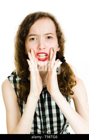 Teen girl in nero vestito a scacchi e scuro compongono rende gridando gesti con le mani - puoi sentire me - su sfondo bianco Foto Stock