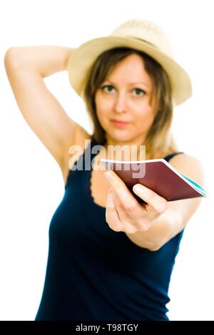 Donna bionda turistica estiva con il cappello che indossa blu dando singoletto passport - sfondo bianco Foto Stock