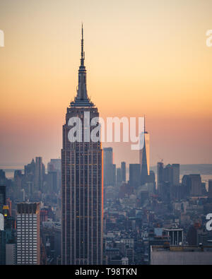 New York City, NY, STATI UNITI D'AMERICA - 9/24/2017: l'Empire State Building e One World Trade Center Freedom Tower al tramonto Foto Stock