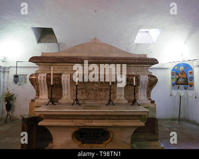 Todi Umbria Italia Italia. Chiesa di San Fortunato interno, la cripta. Sarcofago con i resti dei santi patroni della città Cassiano, Callist Foto Stock