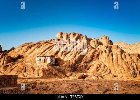 Montagne egiziano e piccola vecchia capanna con bly sky. Holly paese d'Egitto. Foto Stock