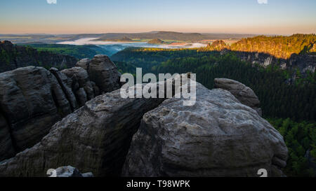 Atmosfera mattutina in occidente, Elbsansteingebirge, Parco Nazionale Svizzera Sassone, Bassa Sassonia, Germania Foto Stock