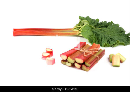 Rabarbaro isolato. Red stocchi, mazzo di rabarbaro tagliato su sfondo bianco.fresco e succoso e pronti per essere cucinati.Immagini con messa a fuoco selettiva e copia dello spazio. Foto Stock