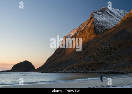 Fotografo presso Haukland Beach a scattare foto degli ultimi raggi solari su Veggen, Lofoten, Nordland, Norvegia Foto Stock