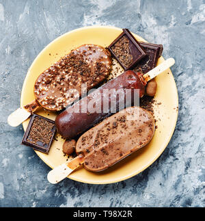 Ghiaccioli al cioccolato gelato.Il gelato al cioccolato su un bastone Foto Stock