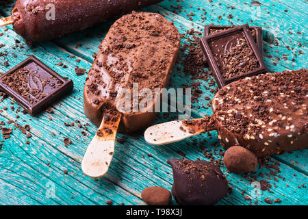 Gelato al cioccolato su un bastone.ghiaccio fondente di cioccolato Crema Foto Stock