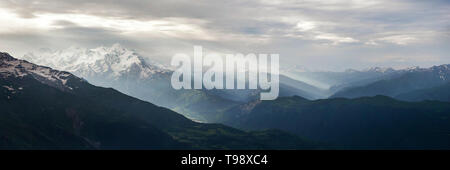 Sunrise striature da Mt Tetnuldi tra monti e le valli circostanti, Grande Caucaso, Superiore Svanetia, Georgia Foto Stock