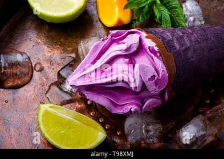 Selezione di sapori gourmet ice cream in colori vibranti Foto Stock
