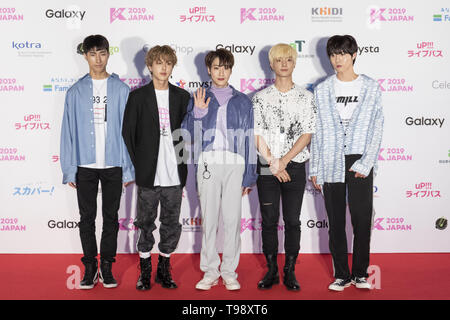 17 maggio 2019 - Chiba, Giappone - Membri del sud coreano di boy band Onewe posa per le telecamere durante un tappeto rosso per il KCON 2019 Giappone nel Makuhari Messe Convention Center. Il KCON mira a promuovere la Corea del Sud della cultura tra cui K-Pop, moda, cibo e spettacoli tv in Giappone. Il festival della cultura si terrà dal 17 maggio al 19. (Credito Immagine: © Rodrigo Reyes Marin/ZUMA filo) Foto Stock