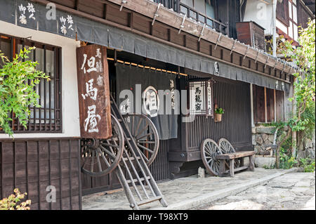 Un hataga o hatagoya, replica periodo Edo alloggio in Magome, Giappone offre pensione e cibo per i viaggiatori. Foto Stock