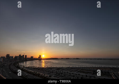 Affacciato sulla baia di Luanda con un ottimo tramonto. Angola. L'Africa. Foto Stock