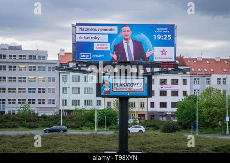 Cartellone di spettacoli TV Ceca Barrandov proprietario Jaromir Soukup pubblicità il suo spettacolo TV 'MY NEWS', Praga, Repubblica ceca, 14 maggio 2019. (CTK Photo/ Libor Soj Foto Stock
