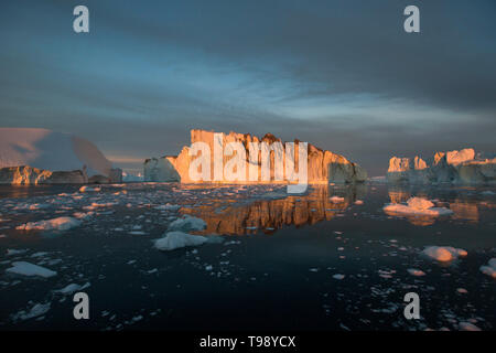 Iceberg nella baia di Disko su Midsummer, Groenlandia Foto Stock