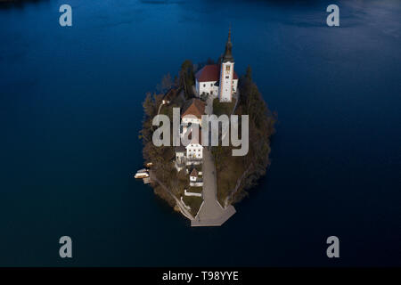 Marienkirche su una piccola isola del lago di Bled Bled, Slovenia Foto Stock