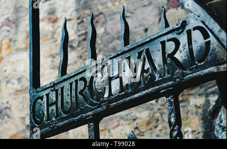 Cancelli ornati ad ingresso a Greyfriars sagrato in Edinburgh Old Town, Scotland, Regno Unito Foto Stock