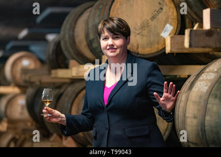 Ruth Davidson MSP elezione europea visita alla Distilleria Deanston, Scotland, Regno Unito . 15 Maggio 2019 Foto Stock