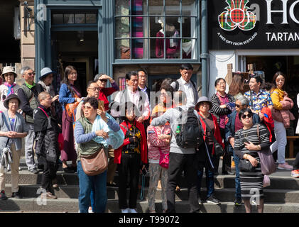 Gruppo di tour della terraferma turisti cinesi sul Royal Mile di Edimburgo , in Scozia, Regno Unito Foto Stock