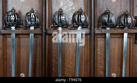 Spade in mostra presso la Grande Sala del Castello di Edimburgo in Scozia, Regno Unito Foto Stock