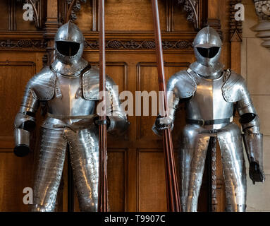 Le armature in mostra presso la Grande Sala del Castello di Edimburgo in Scozia, Regno Unito Foto Stock