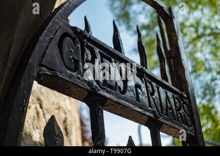 Cancelli ornati ad ingresso a Greyfriars sagrato in Edinburgh Old Town, Scotland, Regno Unito Foto Stock