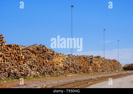 Legname impilati in una zona industriale Foto Stock