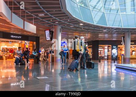 La strada dello shopping di un aeroporto con le persone Foto Stock