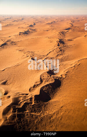 Volo sopra le dune di Sossusvlei al tramonto, Namibia, Africa Foto Stock