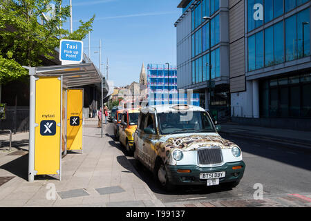 Taxi on Trent Street nella città di Nottingham, Nottinghamshire REGNO UNITO Inghilterra Foto Stock