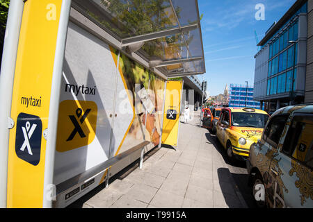 Taxi on Trent Street nella città di Nottingham, Nottinghamshire REGNO UNITO Inghilterra Foto Stock