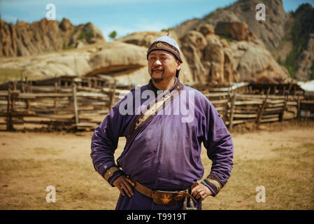 Nomade in abbigliamento tradizionale, mongola svizzera, deserto dei Gobi e Mongolia Foto Stock