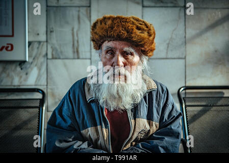 Uomo vecchio con la barba presso la stazione ferroviaria di Irkutsk, Russia Foto Stock