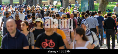 Istanbul, Turchia, Settembre 21, 2018: folla avvicinando l'entrata del Palazzo Topkapi, deliberatamente di primo piano sfocato Foto Stock