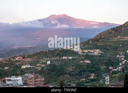 Vista del Monte Etna al tramonto da Taormina, Sicilia. Foto Stock