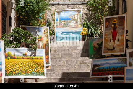 Dipinti in mostra in Corso Umberto, Taormina, Sicilia. Foto Stock